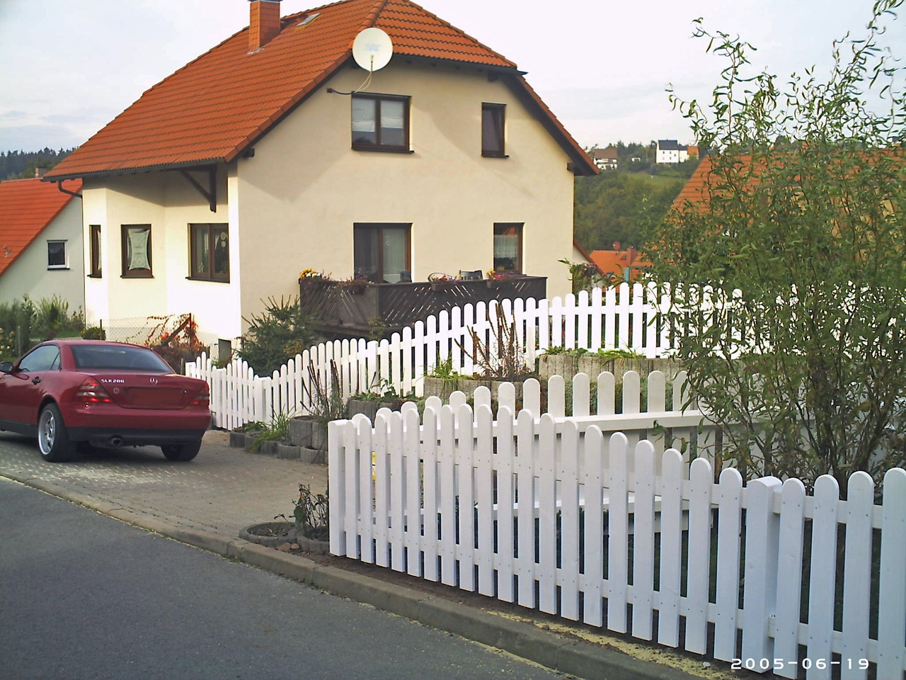 Gartenzaun in weiß geschwungen