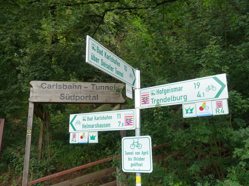 Wegweiser, Südportal des Carlsbahn-Tunnels