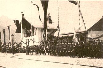 Parata durante l'inaugurazione della ferrovia della Val Venosta il 1°luglio 1906 nella stazione di Silandro