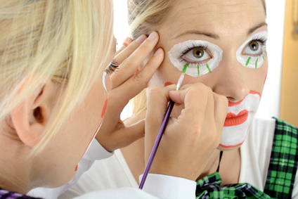 Kinderschminken in Landshut und auch die Glitzer Tattos werden mit dermatologisch getesteten Farben durchgeführt und begeistert ihre Gäste auf höchsten Niveau mit Luftballonmodellage und Luftballontiere , Kinderschminken in Landshut.