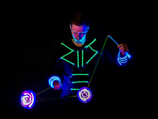 Diabolo Showkünstler, Artist aus Nürnberg mit seiner Diabolo-Jonglage-Show, walking Act mit seinem leucht Roboto Kostüm überall gezeigt werden kann. Betriebsfeier, Firmenfeier, Weihnachtsfeier, Sommerfeste in Nürnberg und Umgebung eine Sensation..