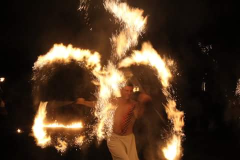 Feuershow in München für Hochzeiten, Geburtstage & Firmenevents. Keine Feuershow gleicht der anderen ob Indoor oder Outdoor durchgeführt, alle Sicherheitsmaßnahmen werden strikt eingehalten.