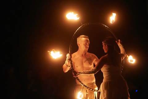 Feuershow in München für Hochzeiten, Geburtstage & Firmenevents. Keine Feuershow gleicht der anderen ob Indoor oder Outdoor durchgeführt, alle Sicherheitsmaßnahmen werden strikt eingehalten.