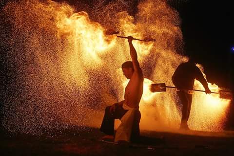 Feuershow für die Region Bamberg verblüfft und macht Ihre Gäste glücklich auch für eine Hochzeit und Geburtstag sowie Firmenevent immer ein Erlebnis. Feuershow der Sonderklasse für jeden Geldbeutel und Geschmack zeigt wo es lang geht und fasziniert auch 