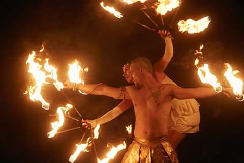 Feuershow in München für Hochzeiten, Geburtstage & Firmenevents. Keine Feuershow gleicht der anderen ob Indoor oder Outdoor durchgeführt, alle Sicherheitsmaßnahmen werden strikt eingehalten.