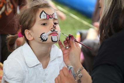 Kinderschminken in Landshut und auch die Glitzer Tattos werden mit dermatologisch getesteten Farben durchgeführt und begeistert ihre Gäste auf höchsten Niveau mit Luftballonmodellage und Luftballontiere , Kinderschminken in Landshut.