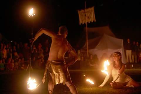 Eine Feuershow in Bochum passt sich Ihren Wünschen an und macht Ihren Event unvergesslich. Ob Indoor oder Outdoor mit starken Musikbox sorgt die Feuershow Bochum für bestens Sound. Feuertanz für jede Art Gesellschaft macht Spaß und bleibt in Erinnerung.