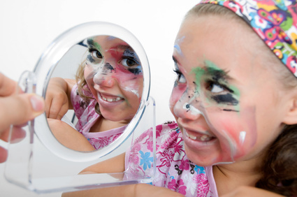 Kinderschminken Paderborn und auch die Glitzer Tattos werden mit dermatologisch getesteten Farben durchgeführt und begeistert ihre Gäste auf höchsten Niveau mit Luftballonmodellage und Luftballontiere , Kinderschminken Paderborn ein Erlebnis         