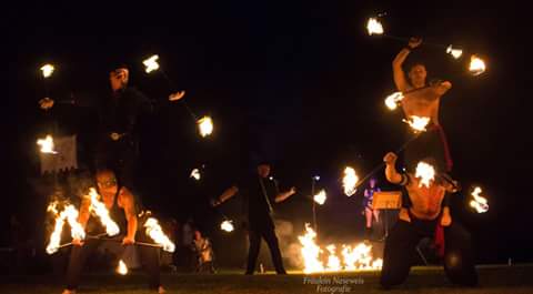 Feuershow für das Gebiet Regensburg für jeden Anlass wie z.B. Geburtstag und auch Hochzeit oder eine Firmenveranstaltung begeistert in ganz Baden Württemberg und Bayern und sichert Ihnen beste Unterhaltung auf sehr hohem Niveau der Spitzenklasse jetzt 