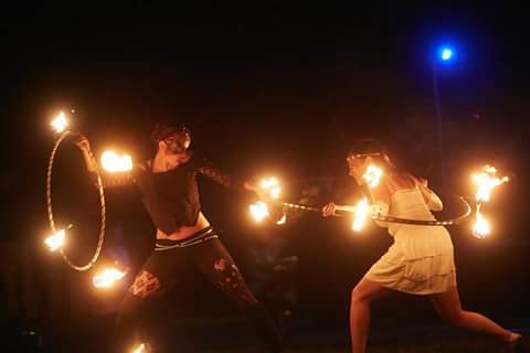 Eine Feuershow in Bochum passt sich Ihren Wünschen an und macht Ihren Event unvergesslich. Ob Indoor oder Outdoor mit starken Musikbox sorgt die Feuershow Bochum für bestens Sound. Feuertanz für jede Art Gesellschaft macht Spaß und bleibt in Erinnerung.