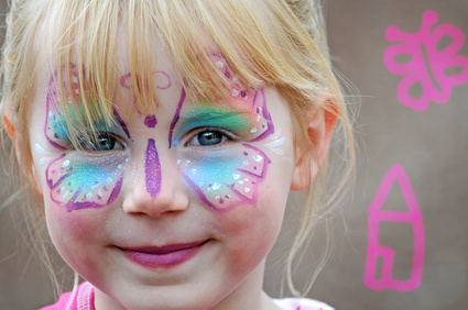 Kinderschminken Bielefeld und auch die Glitzer Tattos werden mit dermatologisch getesteten Farben durchgeführt und begeistert ihre Gäste auf höchsten Niveau mit Luftballonmodellage und Luftballontiere , Kinderschminken Bielefeld ein Erlebnis         