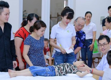 Chiropractic cervical adjustment performed by a specialist in Osaka.