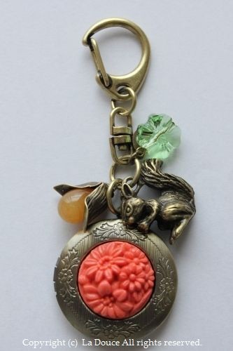 リス、クローバー、木の実、お花のロケットキーホルダーチャーム