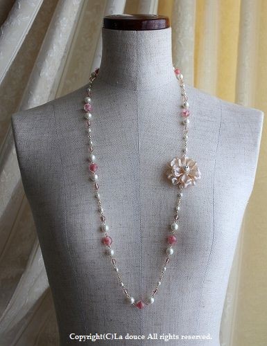 パールとヴィンテージピンクのお花ロングネックレス