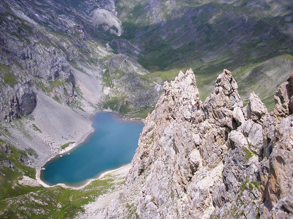 Le grand lac  vers l'alpe du Lauzet. Photo prise des Crètes de la Bruyère lorsqu'on les traverse en escalade.(Massif des Cerces)