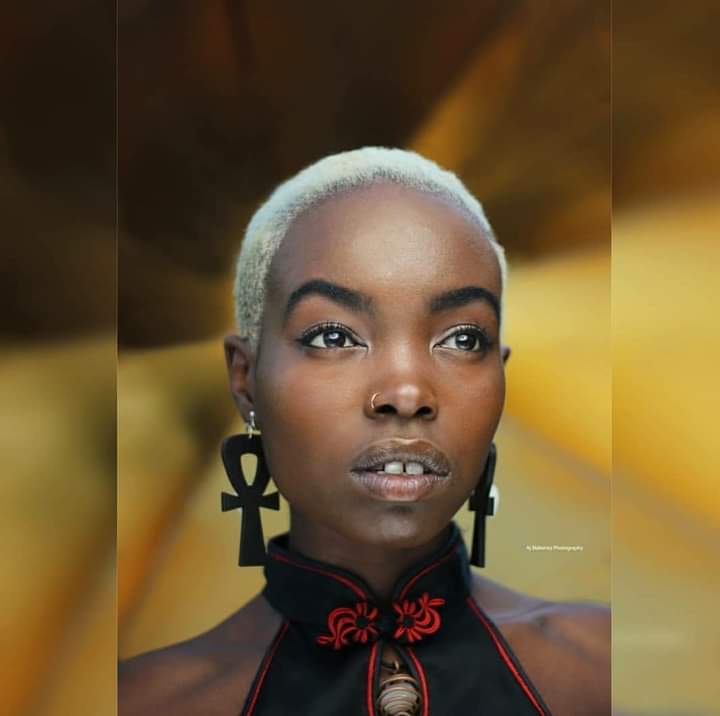  "Oya yegbe Iya mesa oyo orun afefe iku lelebi oke Ayaba gbogbo loya obinrin, oga mi ano oga mi gbogbo Egun Orisha ni abaya oyu ewa o Yansan oyeri gekua, Iya mi obinrin ni kiu kuo le fun Olugba mi Olofí nitosi wa Ayaba nikua adupe."