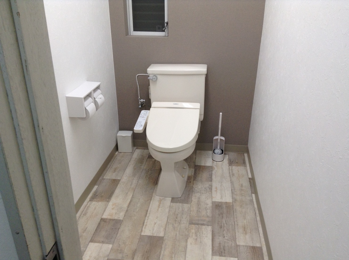 事務所のﾄｲﾚの床をおしゃれなPﾀｲﾙに変えました。伊勢原市