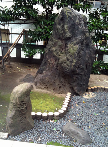 兜神社 兜岩