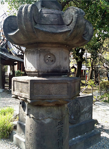 三囲神社 三つ穴灯籠