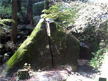 名草厳島神社 弁慶の割石