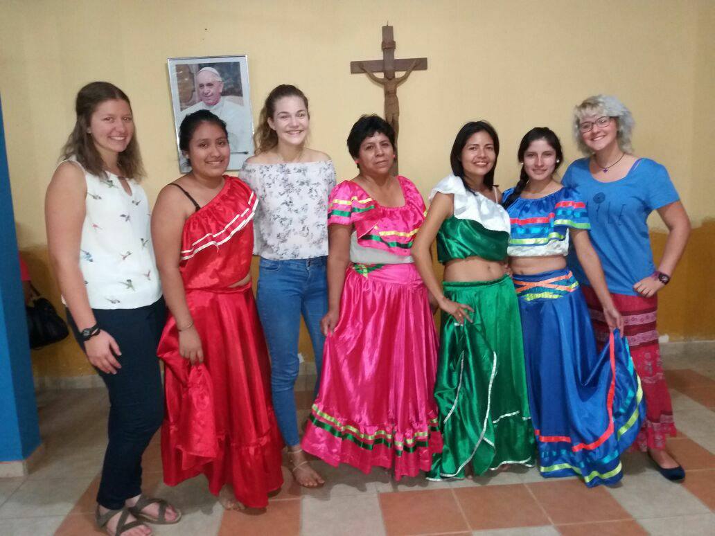 Bolivianerinnen beim Tanzen in traditioneller Tracht