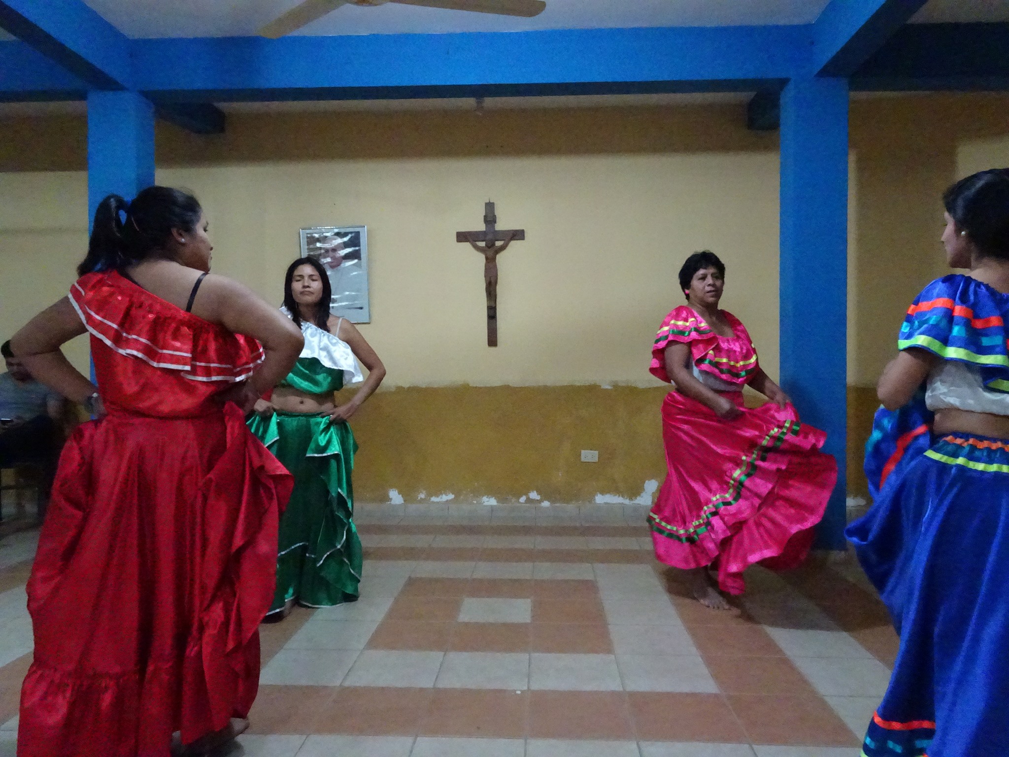 Bolivianerinnen beim Tanzen in traditioneller Tracht