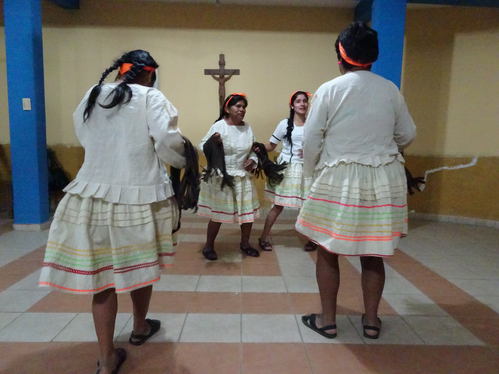 Bolivianerinnen beim Tanzen in traditioneller Tracht