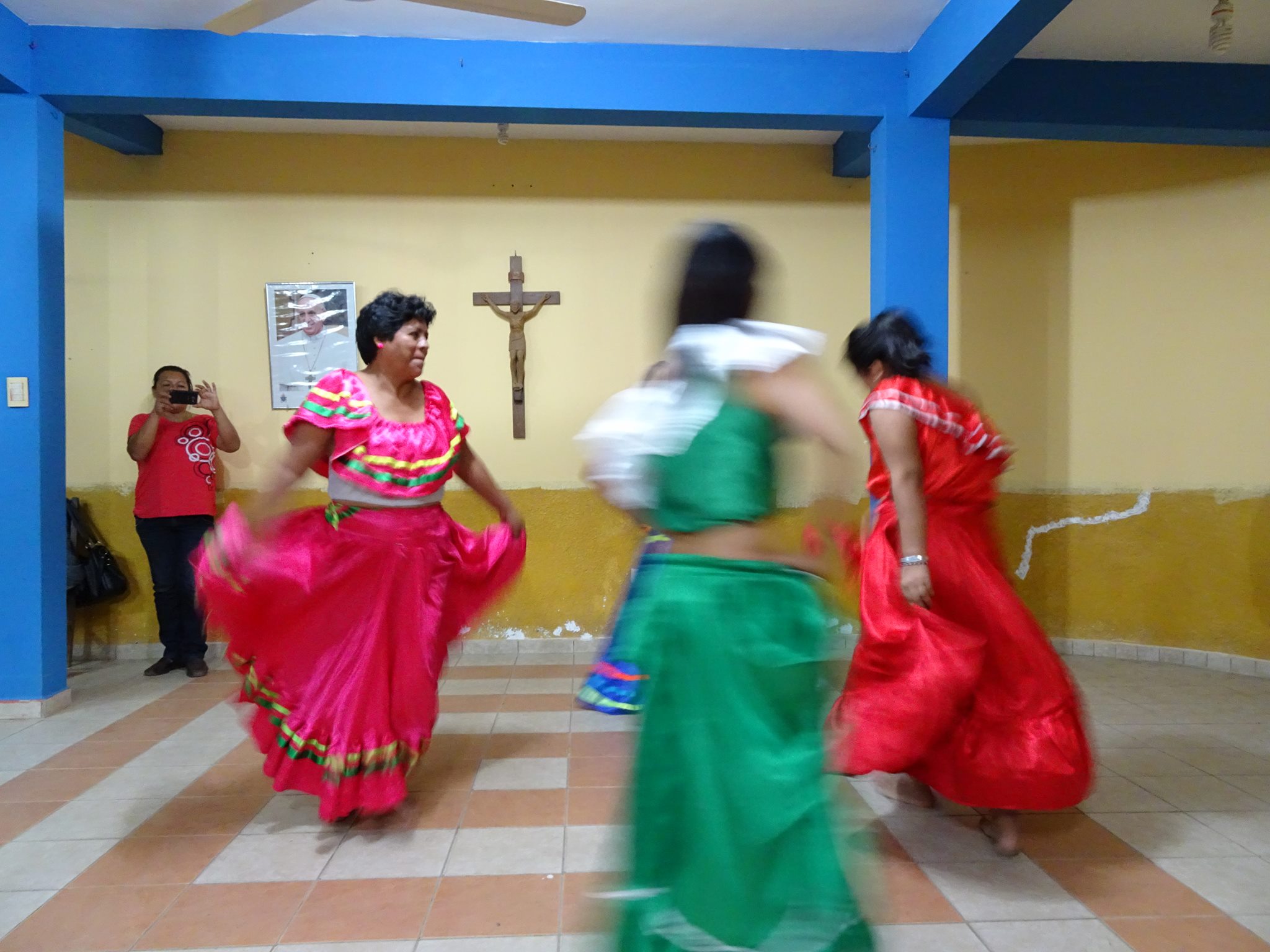Bolivianerinnen beim Tanzen in traditioneller Tracht
