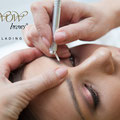 Nahaufnahme vom Microblading - Permanent Make-Up der Augenbrauen