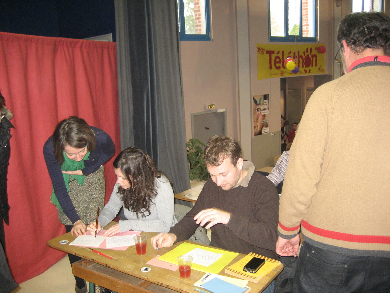 On s'applique à l'atelier d'écriture avec le porte-plume