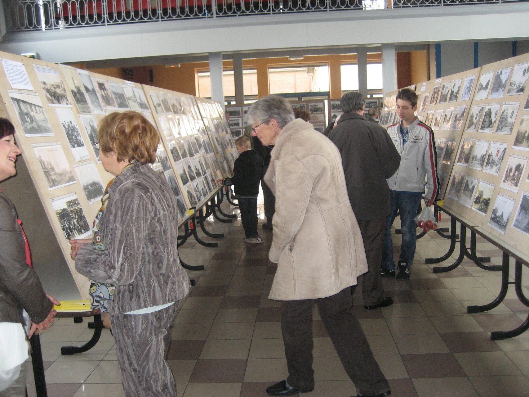 A gauche, échange entre Patricia Bethermin et Francine Delauney qui ont grandement collaboré à la réalisation de cette exposition. Au centre Denise Barreaud et à droite Léonard Cluytens qui ont proposé la visite des tours de guet