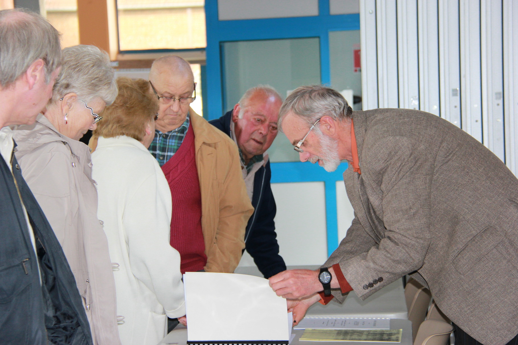 Voici les documents ! Les livres ! Les souvenirs !