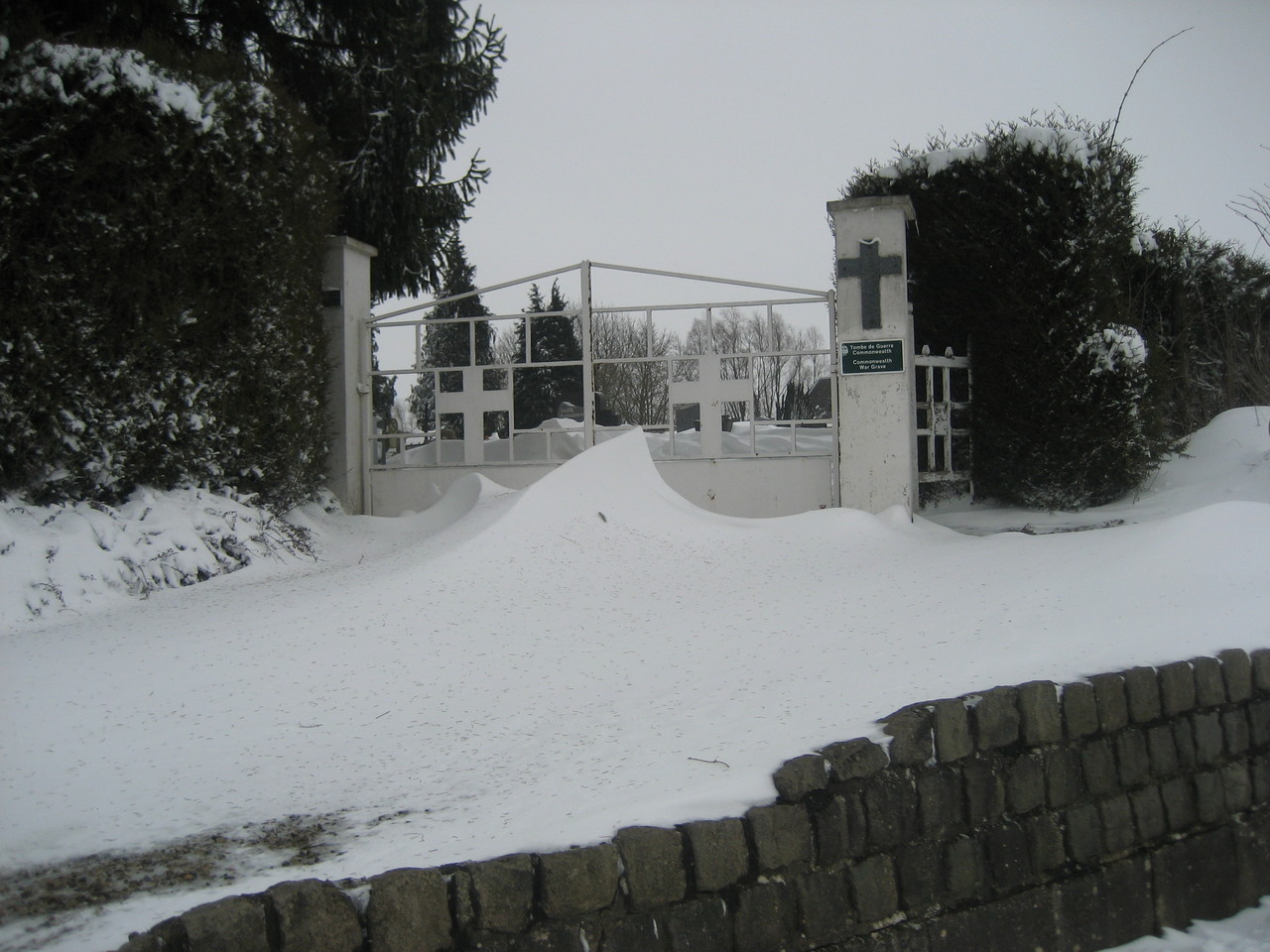 Des congères à l'entrée du cimetière