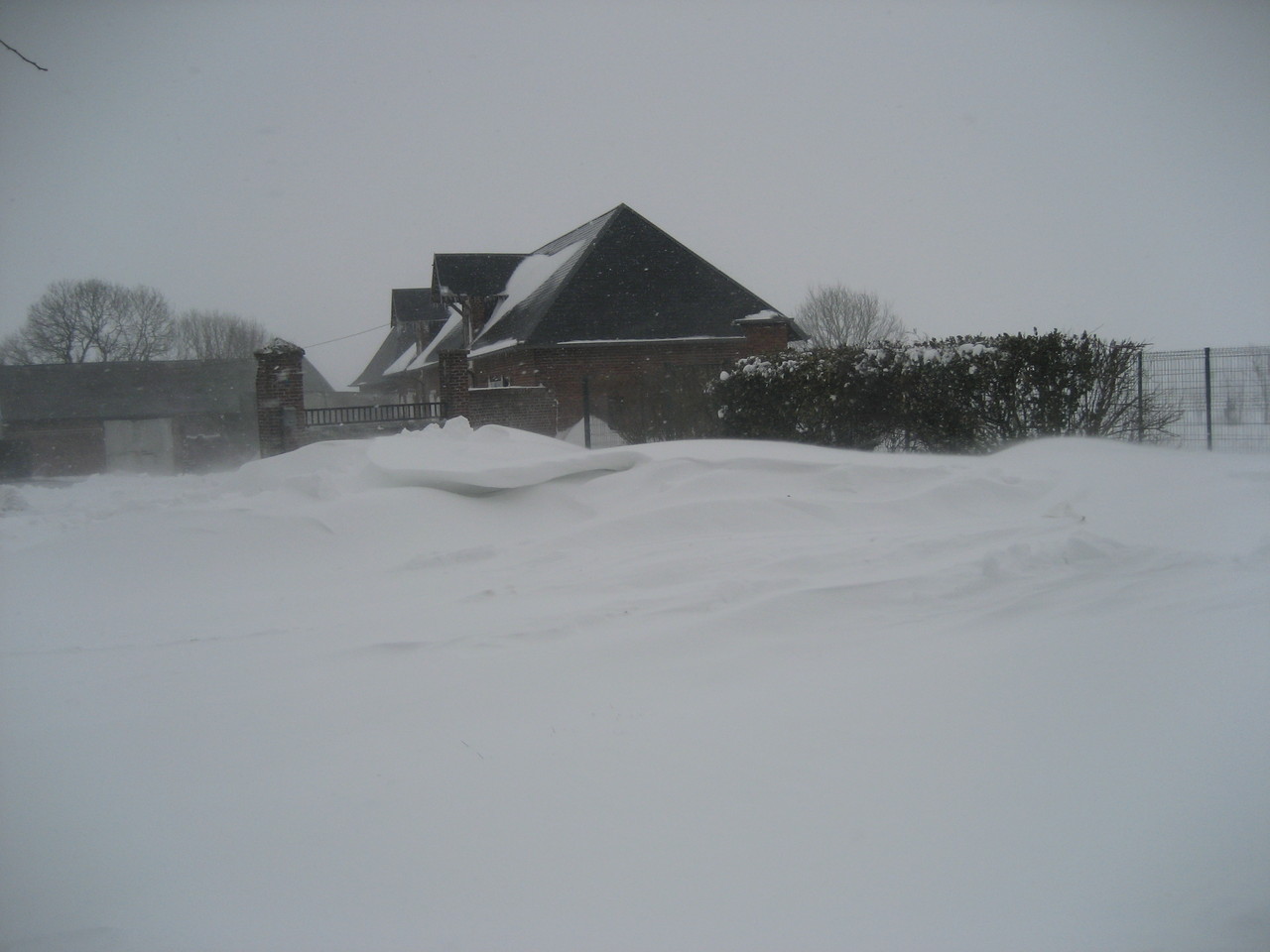Il y a vraiment beaucoup de neige, place de Pezières