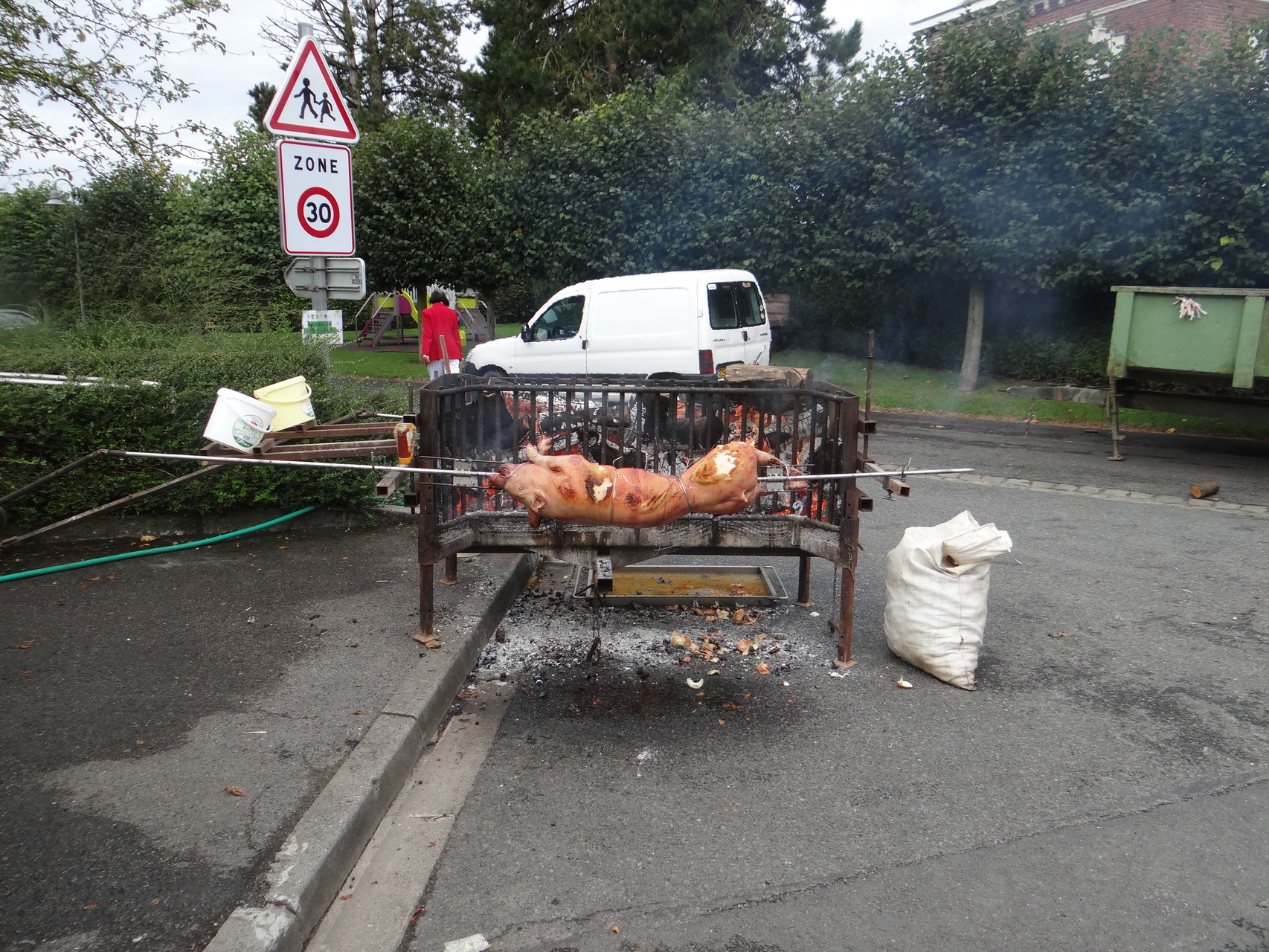 pendant que le cochon rôtissait