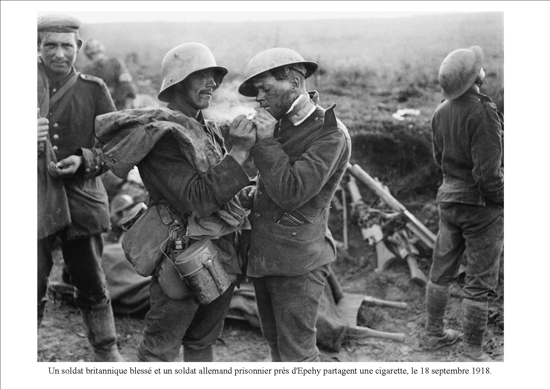 Le 18 septembre 1918, après le combat, la fraternité retrouvée : un soldat allemand et un soldat anglais blessé échange une cigarette