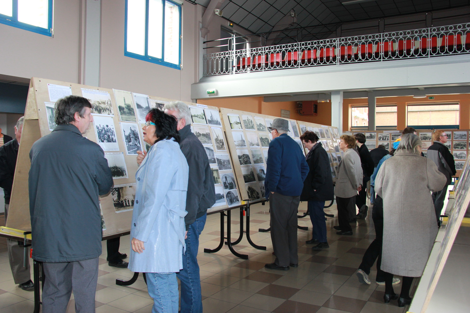 A gauche, Philippe Monard, passionné et grand collectionneur de cartes postales anciennes qu'il a proposées pour l'exposition, donne des explications.