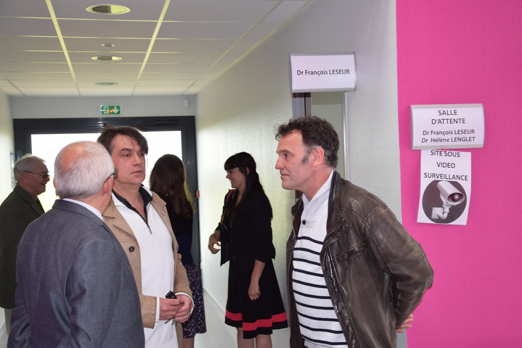 Les docteurs Brassart et Leseur échangent avec le docteur Vassant de Roisel.