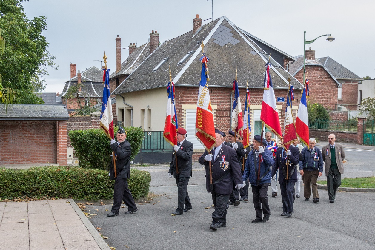 Les porte-drapeaux vont d'abord au monument aux morts