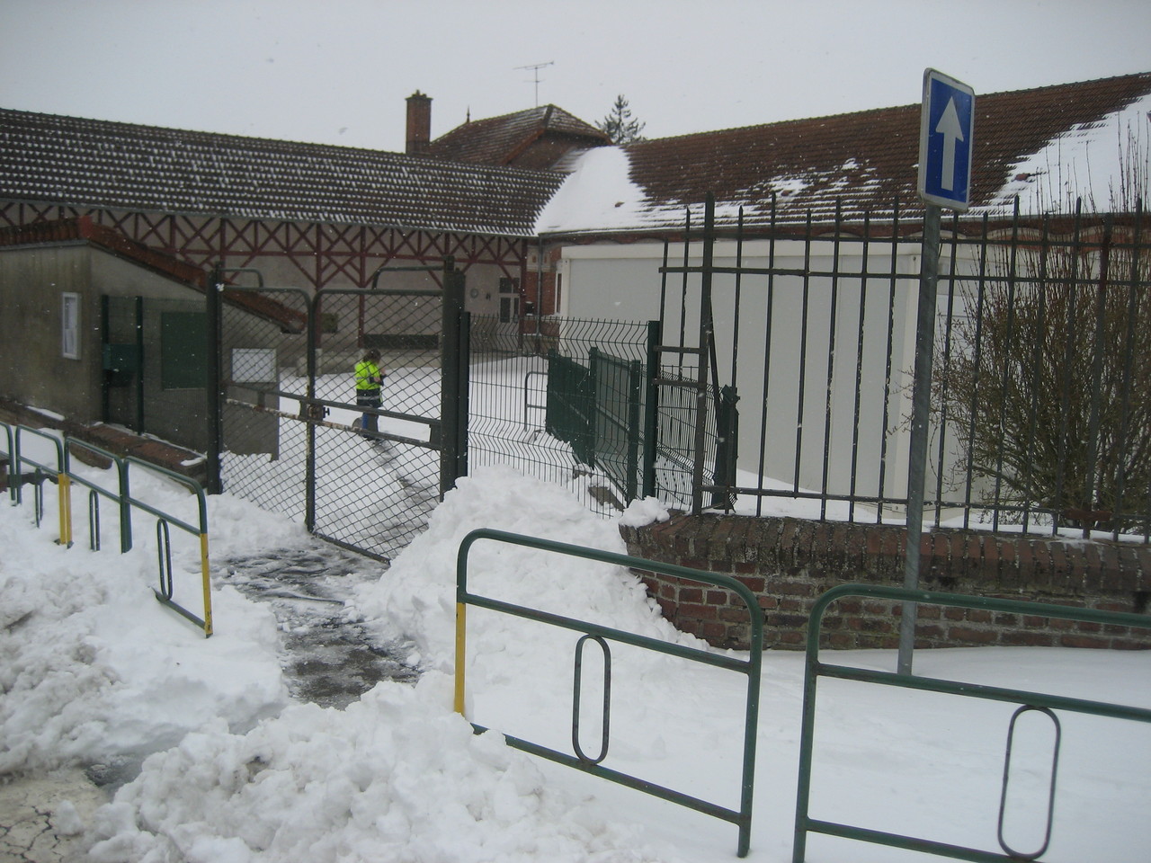 Les écoles sont fermées mais un employé dégage un passage.