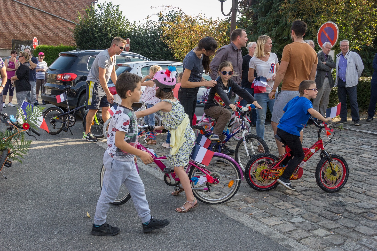 Des enfants ont fleuri leur vélo