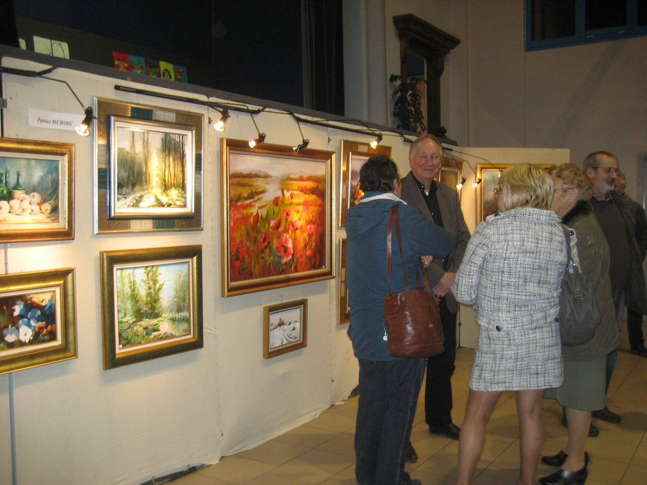 Monsieur Dubois devant ses tableaux