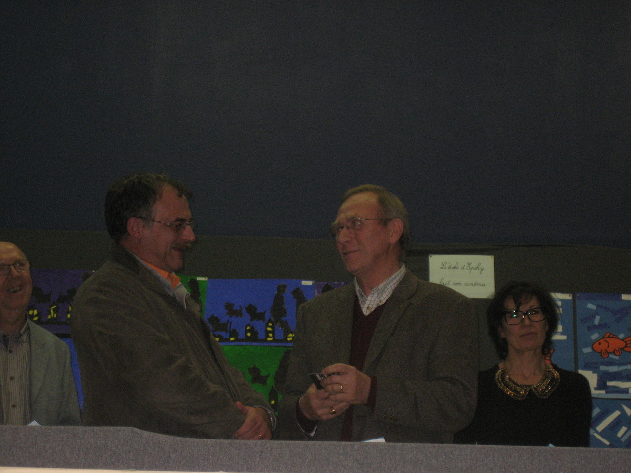 Monsieur le Maire remet le prix de la municipalité à M. Jacques Fouquet