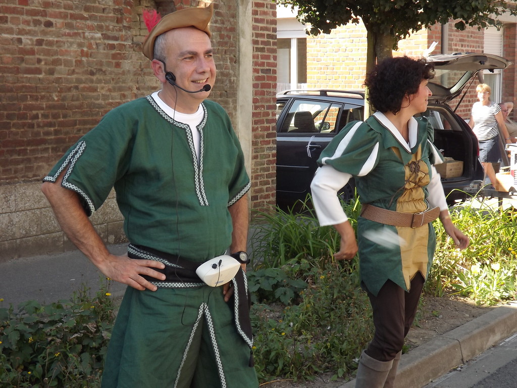 Le conteur l’accompagne et ne serait-ce pas elle qui anime les marionnettes ?