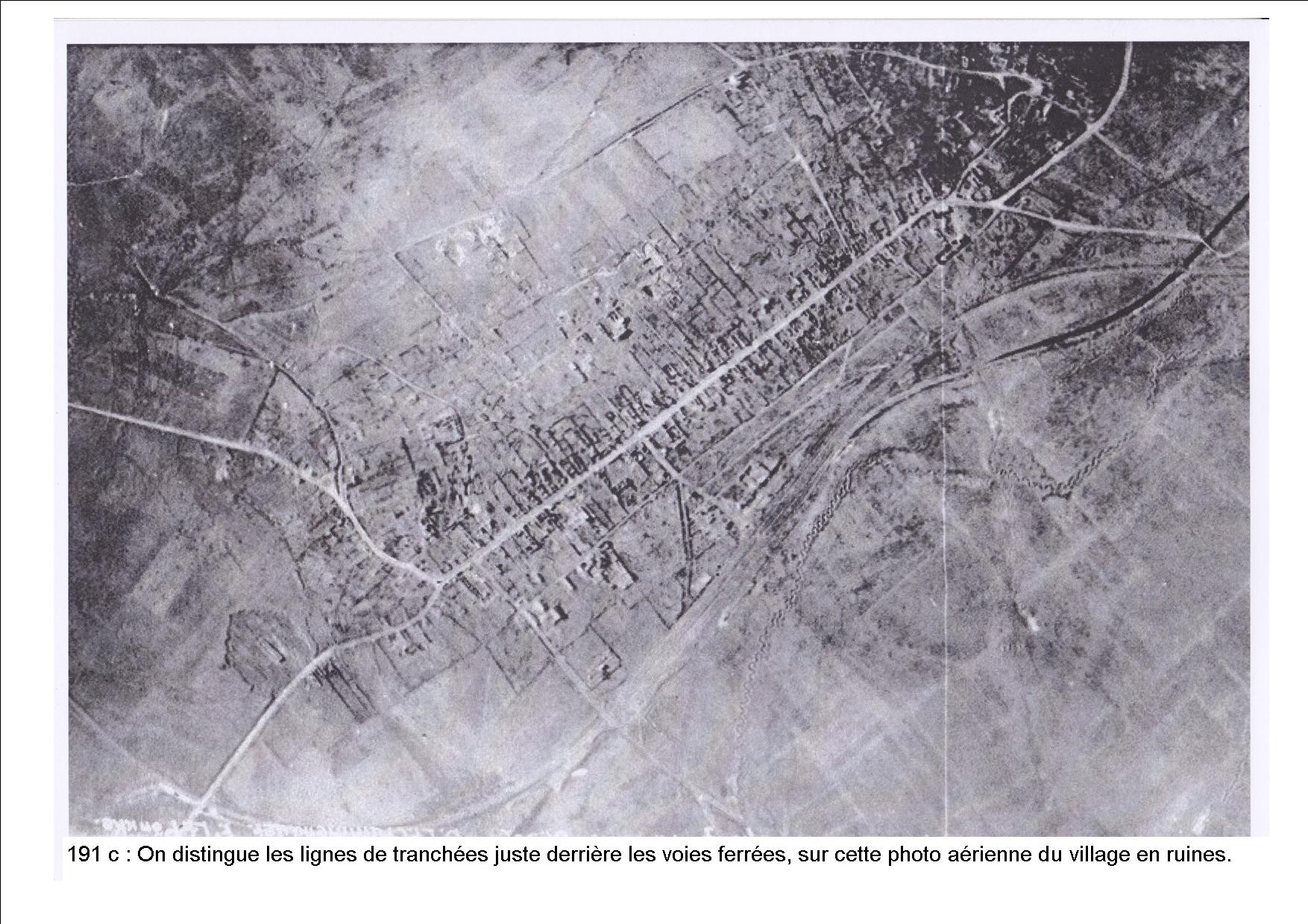 photo aérienne du village détruit. On voit les lignes de tranchées derrière la voie ferrée