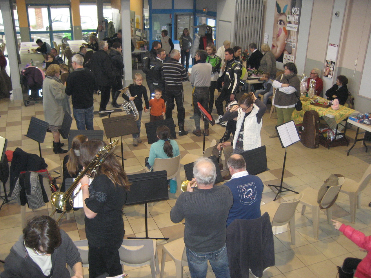 Les musiciens vont s'installer.