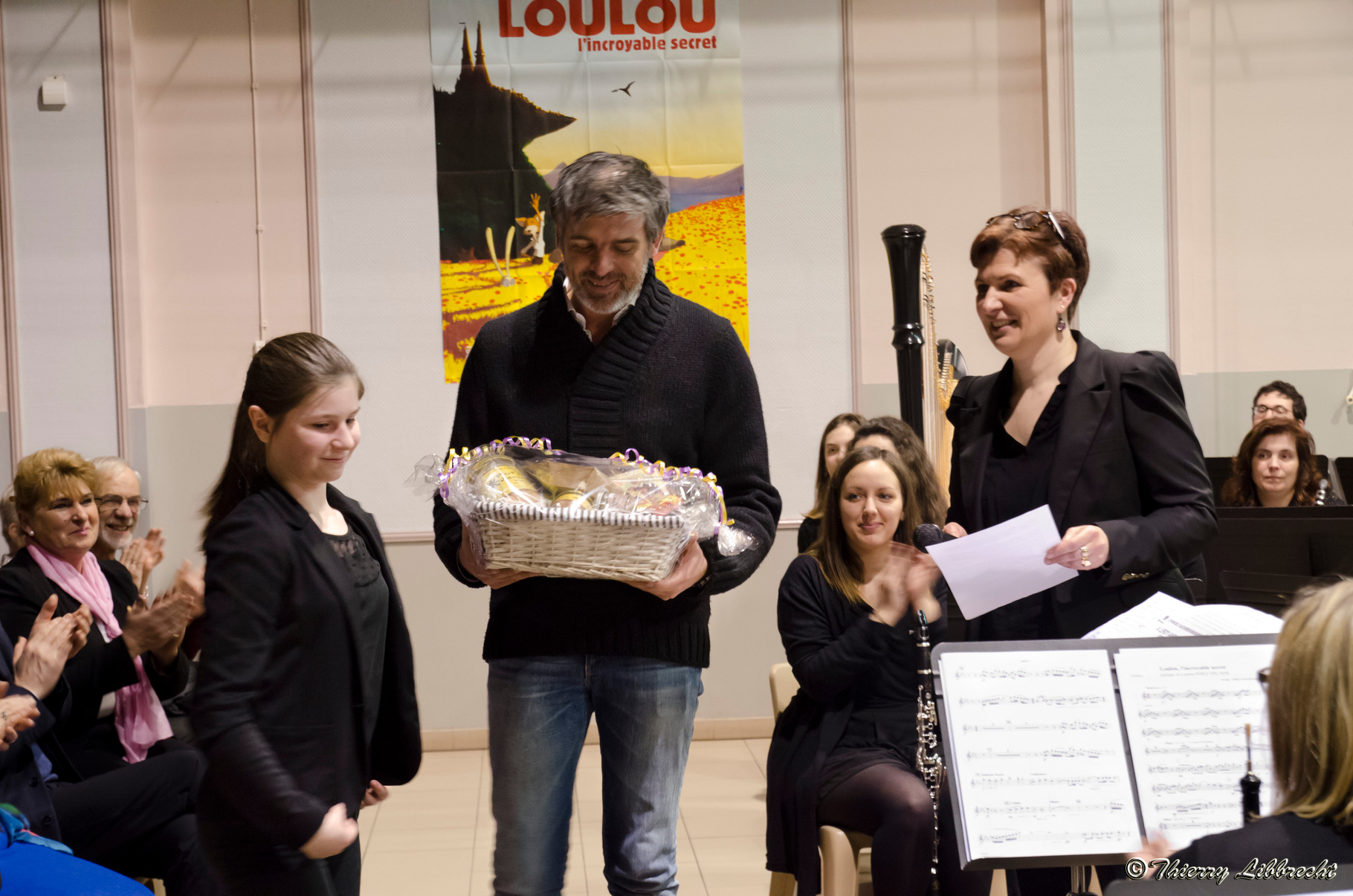 Un cadeau souvenir est remis à Laurent Perez Del Mar