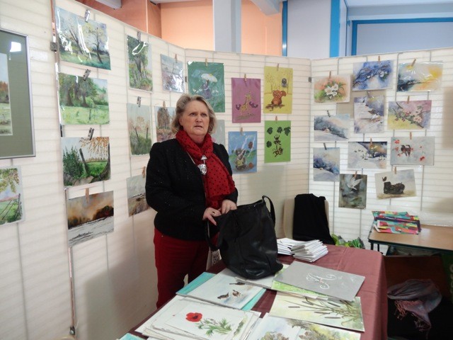 Dominique a pu s'installer près de l'exposition de ses élèves.
