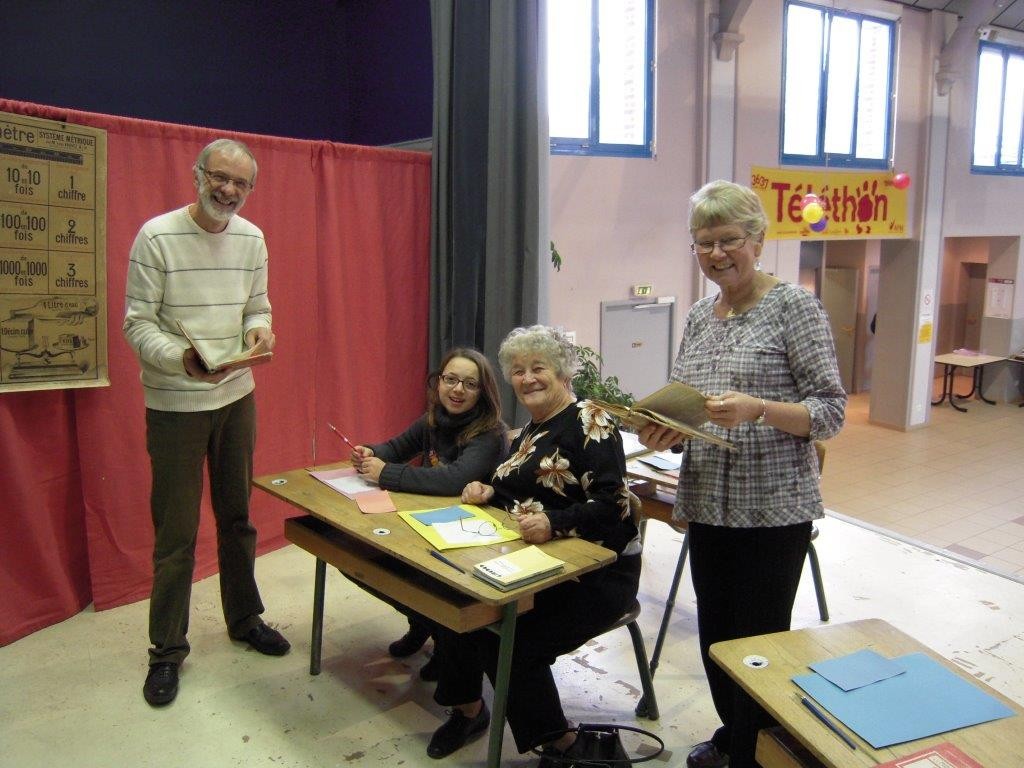 la grand-mère et la petite fille à la même table