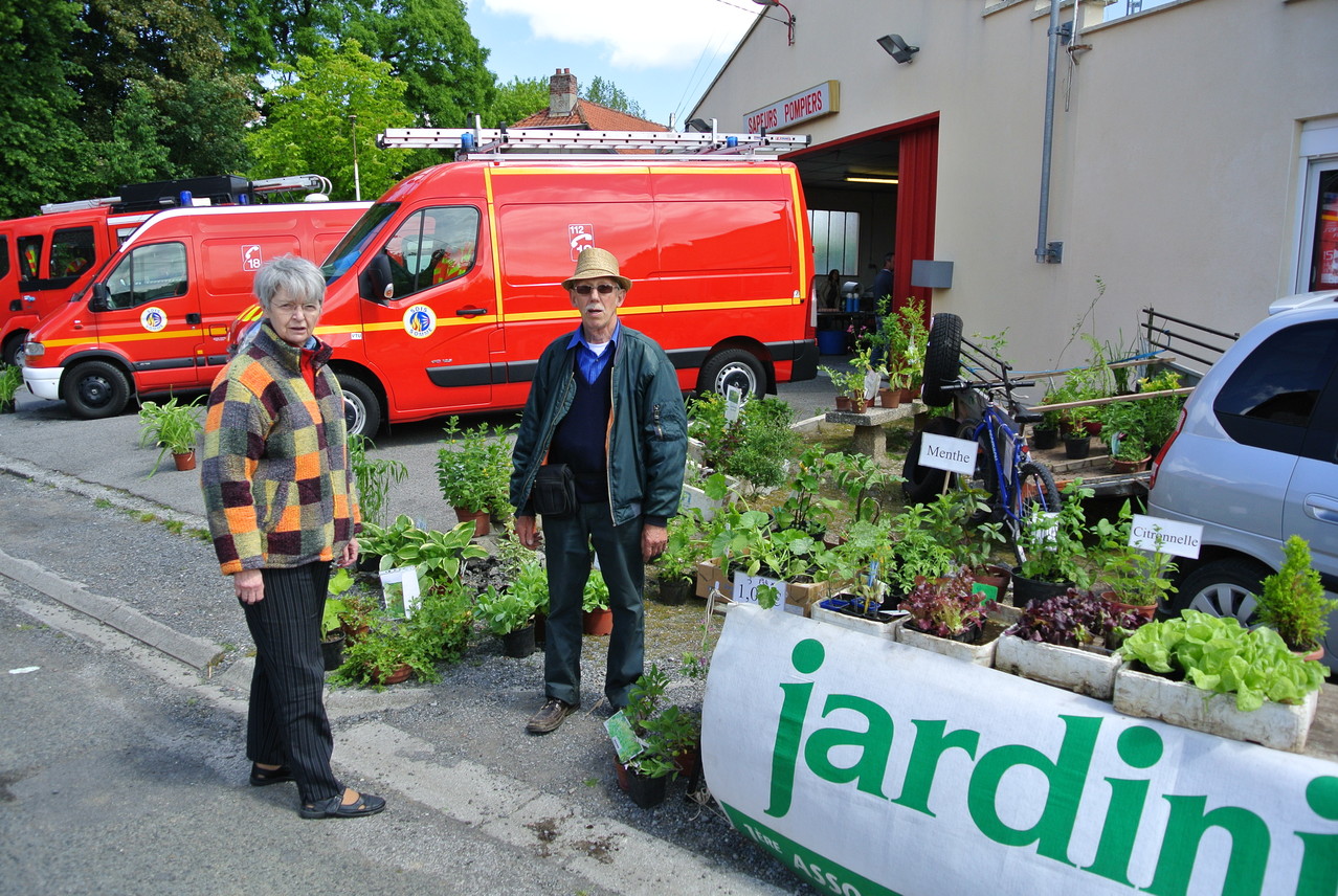 Gérard devant son stand avec Monique